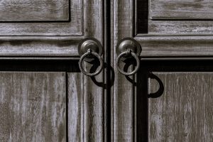 gesloten deuren en openbaarheid van rechtspraak